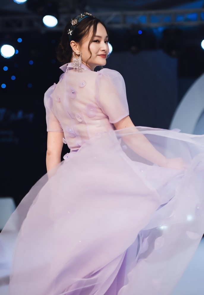 Tuy không có sở trường catwalk, Lan Phương vẫn có sức hút bởi biểu cảm dịu dàng. Tuy không có sở trường catwalk, Lan Phương vẫn có sức hút bởi biểu cảm dịu dàng.