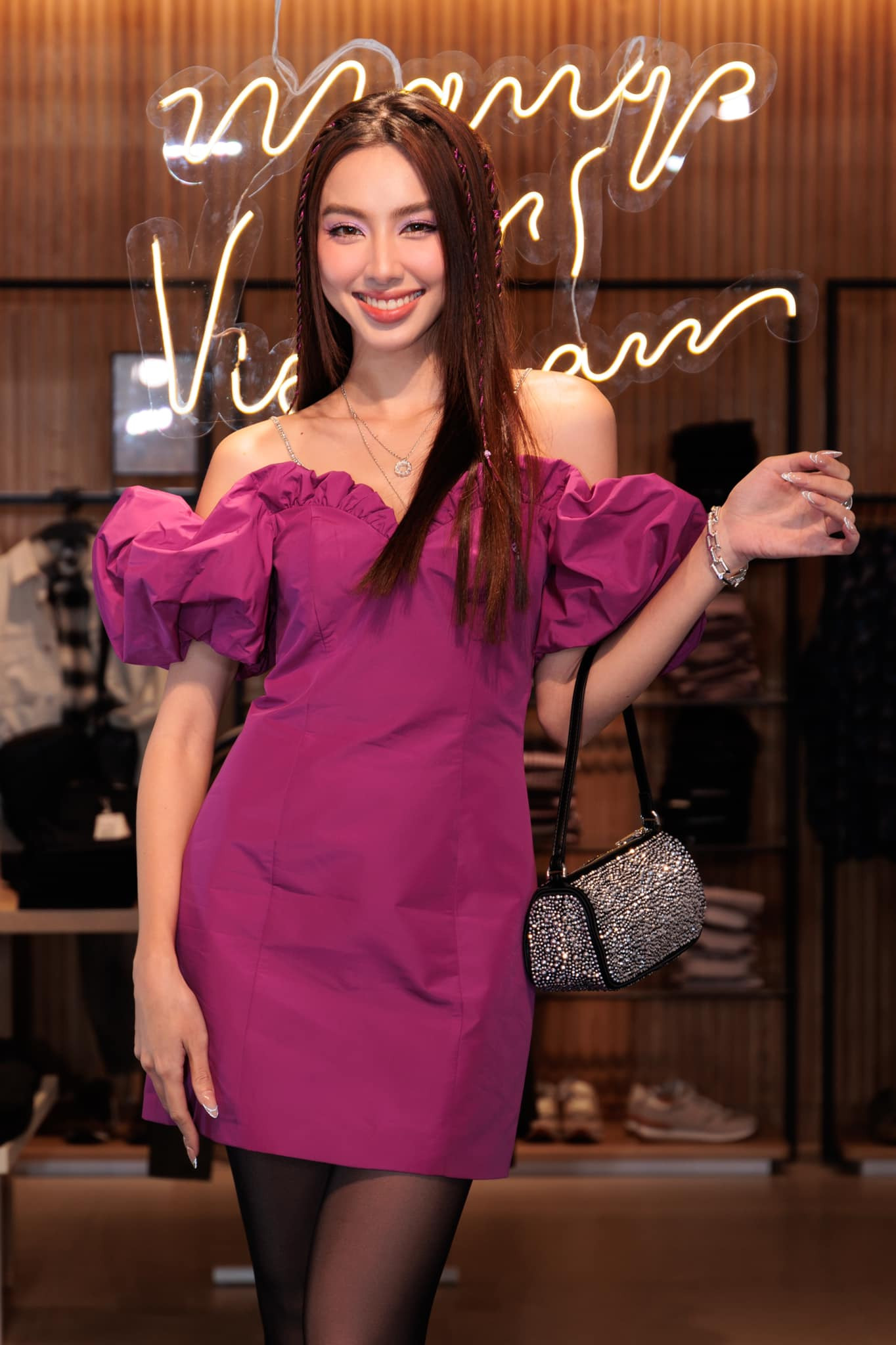 Chiếc túi xách đính đá lấp lánh được nàng hậu dùng cho các buổi tiệc hay đi sự kiện.