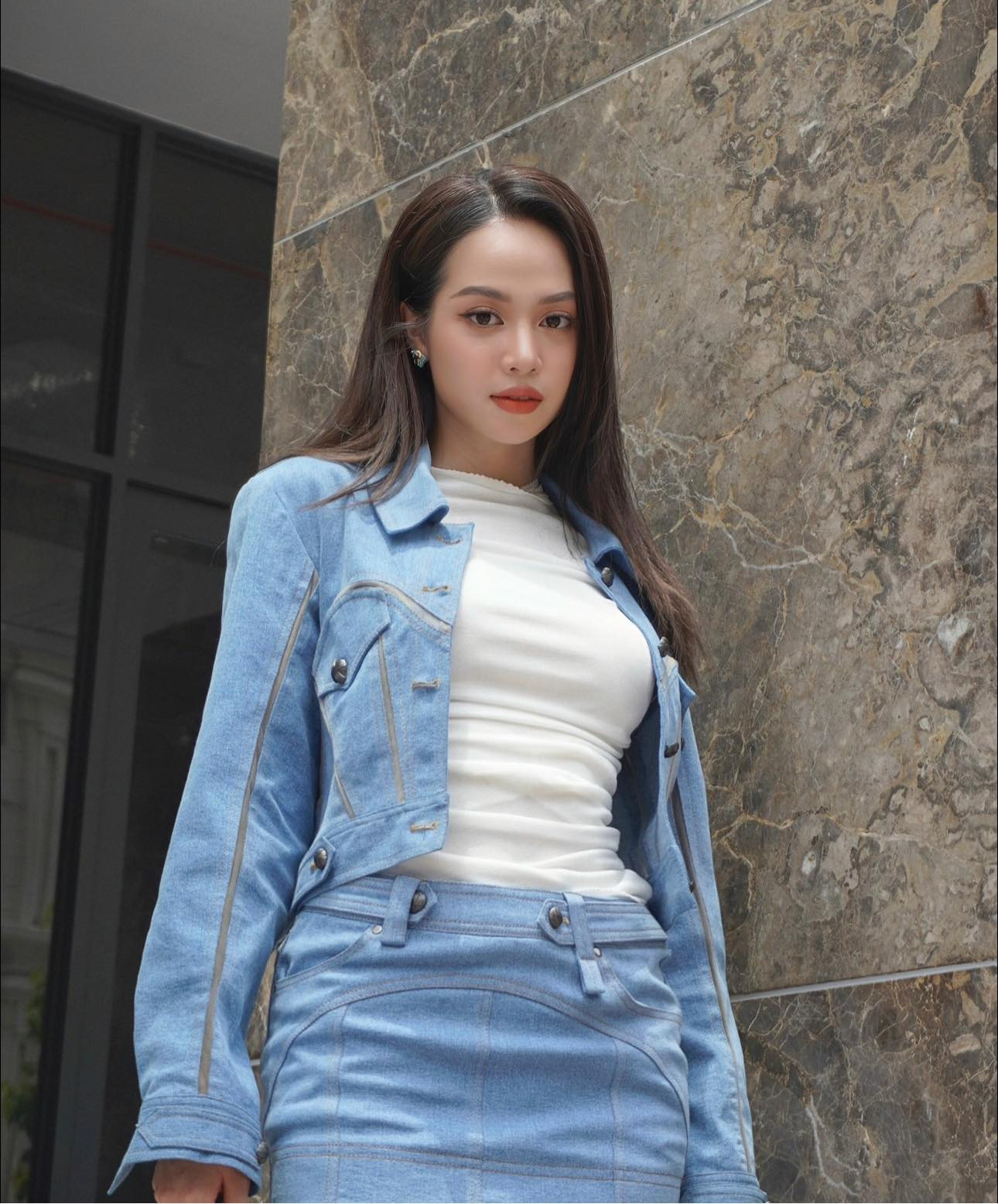 Người đẹp khoe vóc dáng thon gọn với loạt trang phục theo phong cách Y2K.