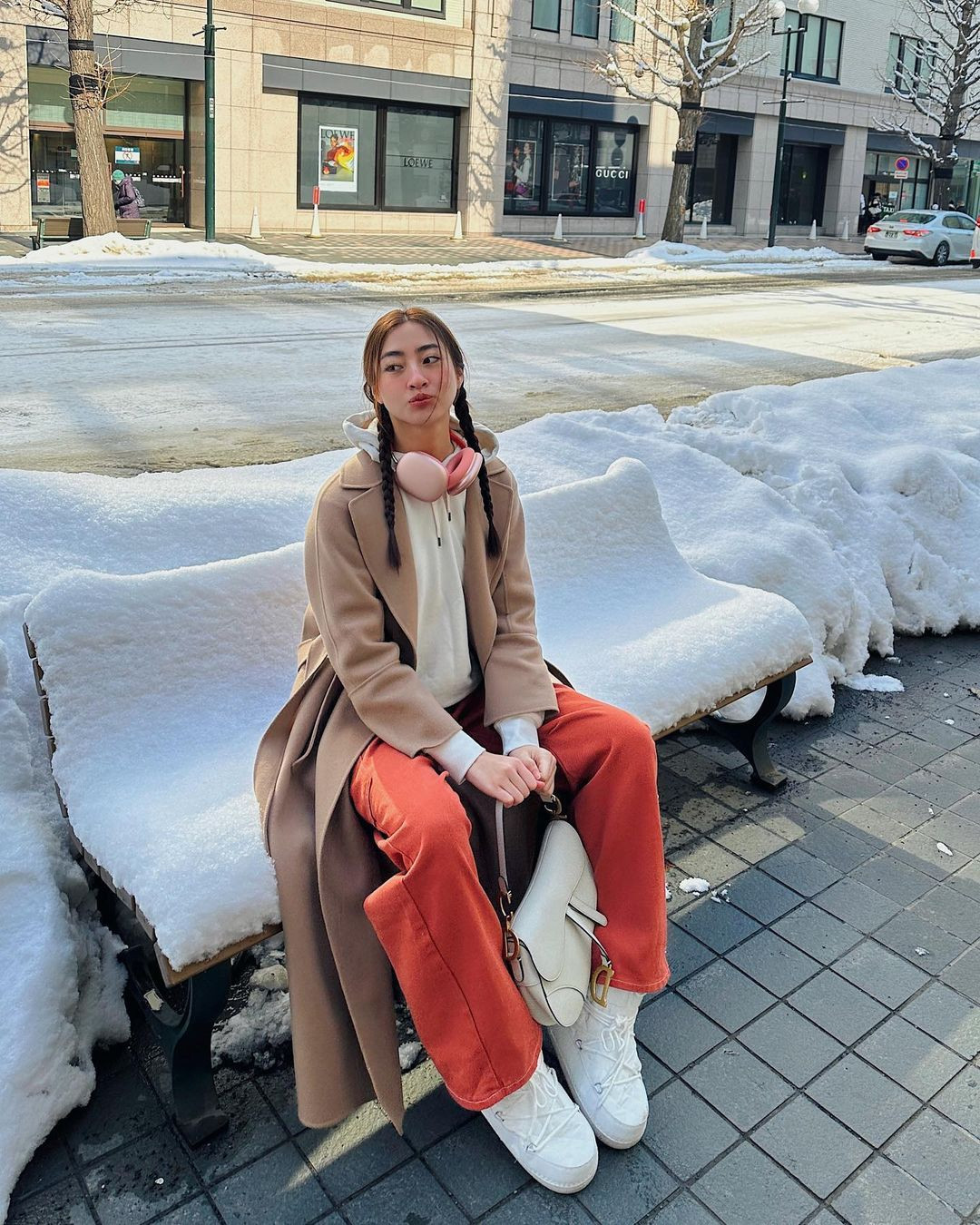 Phong cách streetstyle cá tính khi kết hợp túi yên ngựa Dior với áo khoác dáng dài và quần cam nổi bật.