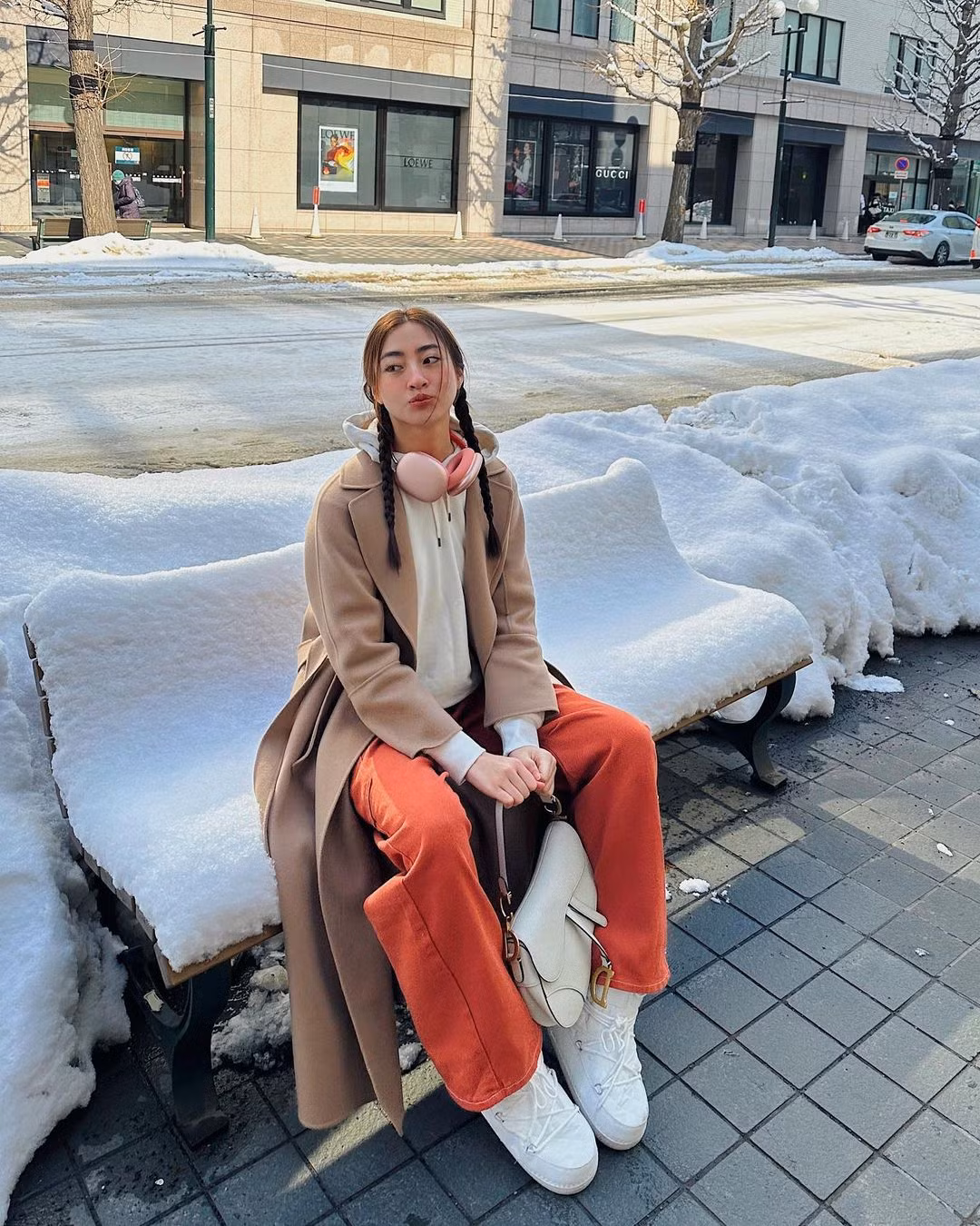 Phong cách streetstyle cá tính khi kết hợp túi yên ngựa Dior với áo khoác dáng dài và quần cam nổi bật.