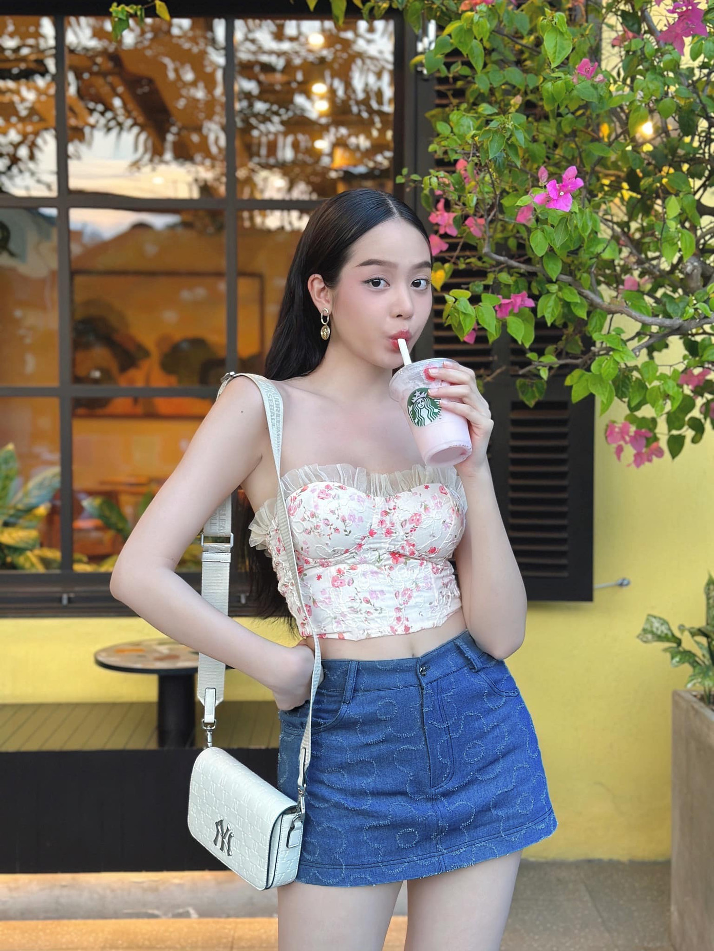 Áo cúp ngực cùng chân váy denim giúp mỹ nhân Gen Z khoe trọn vòng eo con kiến.