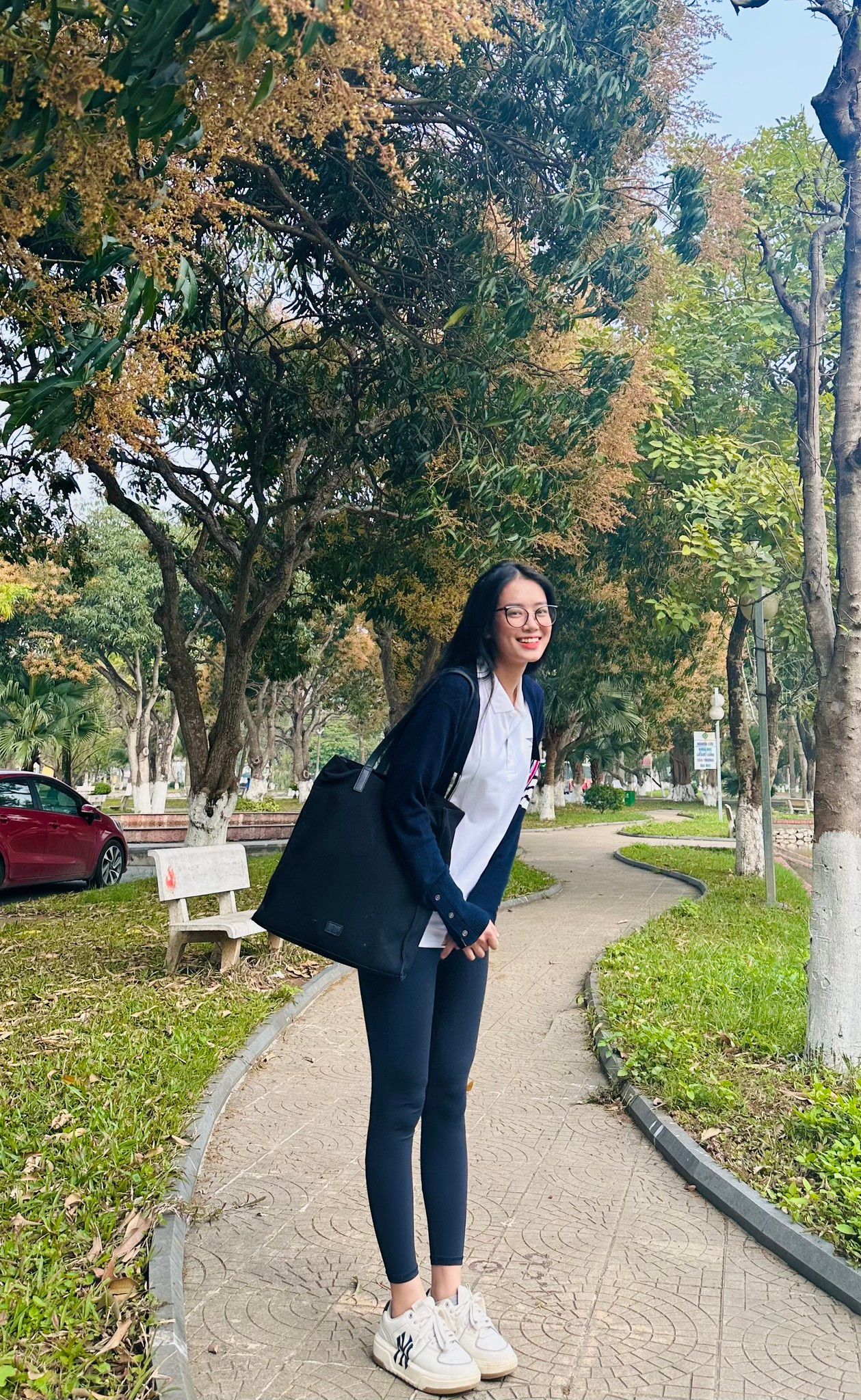 Khi không trang điểm cầu kỳ, Khánh Linh vẫn cực kỳ thu hút.