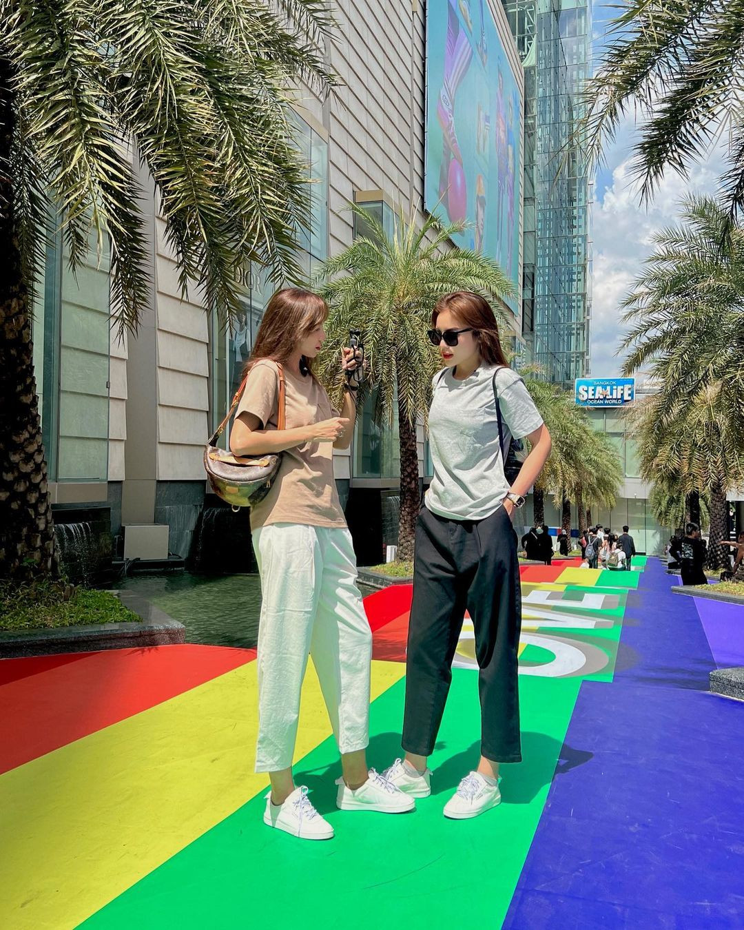 Khi đi du lịch, cả hai cũng chọn những trang phục kiểu dáng giống nhau nhưng khác về màu sắc và "kết nối" bằng giày đôi màu trắng.