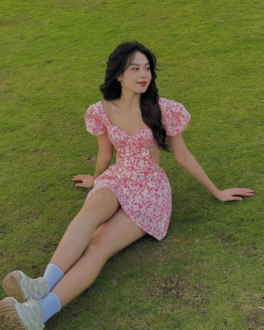 Kết hợp váy hoa với giày sneaker năng động, nàng hậu mang đến nét đẹp vừa trẻ trung, vừa cá tính.