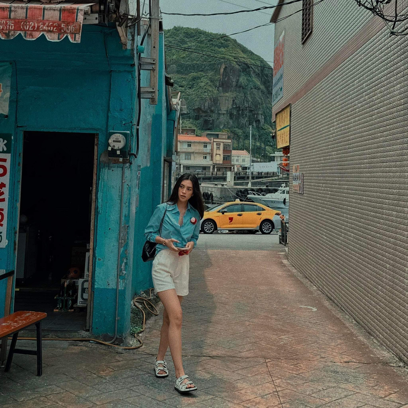 Xuất hiện với những gam màu nhẹ nhàng đậm phong cách retro, Tiểu Vy trông cực trẻ trung.