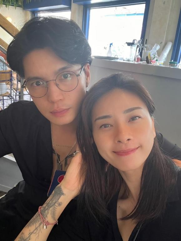 Ngô Thanh Vân bày tỏ cảm xúc bỡ ngỡ năm đầu làm vợ: "Ủa rồi làm vợ thì có tặng quà va lung tung gì cho chồng không? Tại vì mới năm đầu tiên nên hơi bối rối vụ này".