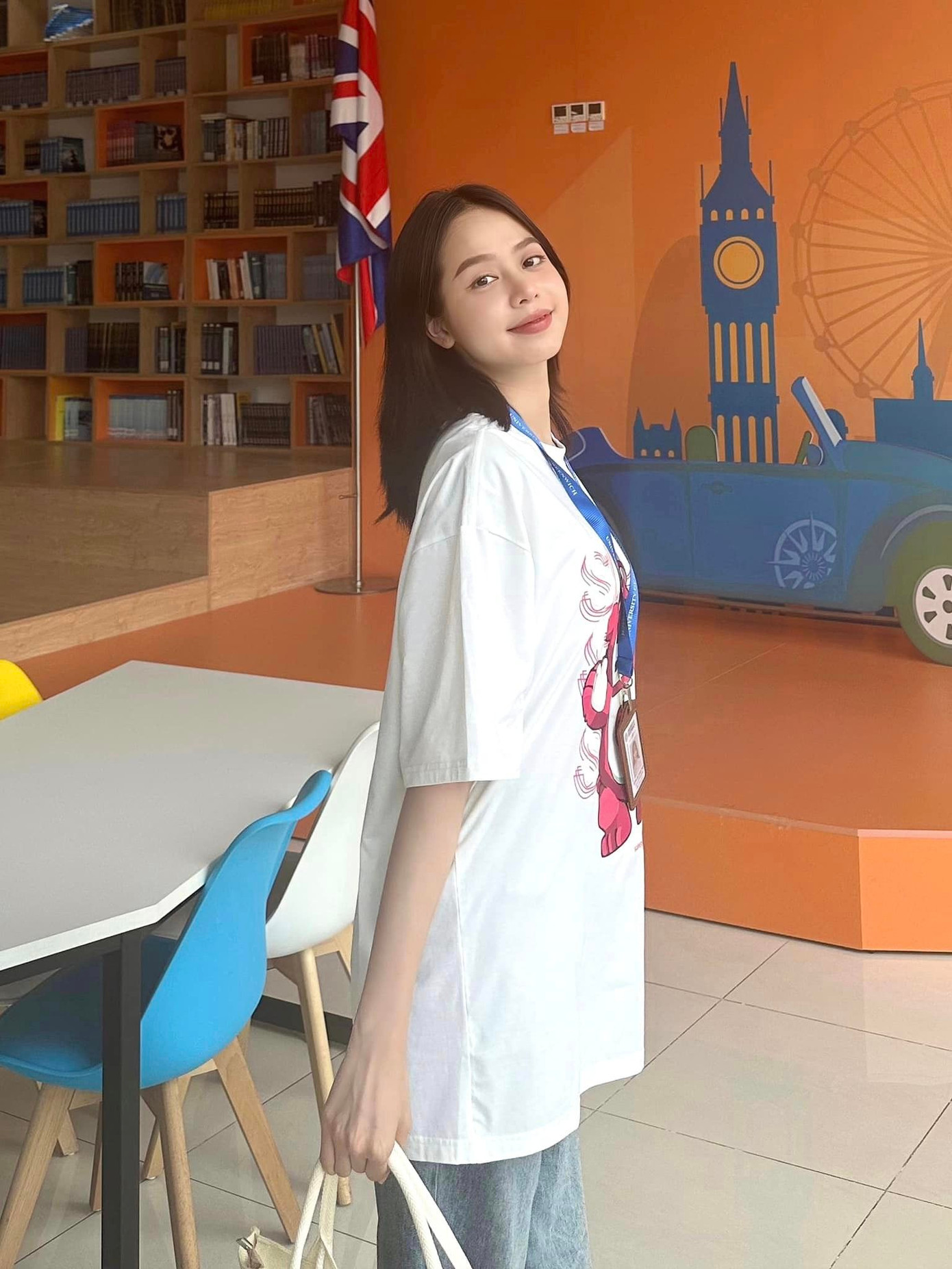 Thanh Thủy đang dần tạo nên dấu ấn riêng biệt với gu thời trang năng động và trẻ trung nhất trong làng Hoa - Á hậu.