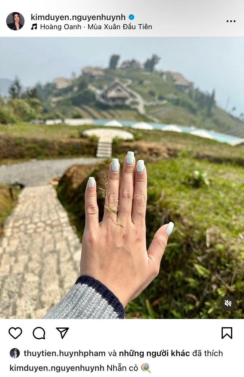 Á hậu Kim Duyên bất ngờ chia sẻ hình ảnh bàn tay đeo nhẫn cỏ, phải chăng nàng hậu đang mong chờ ngày được ai đó cầu hôn?