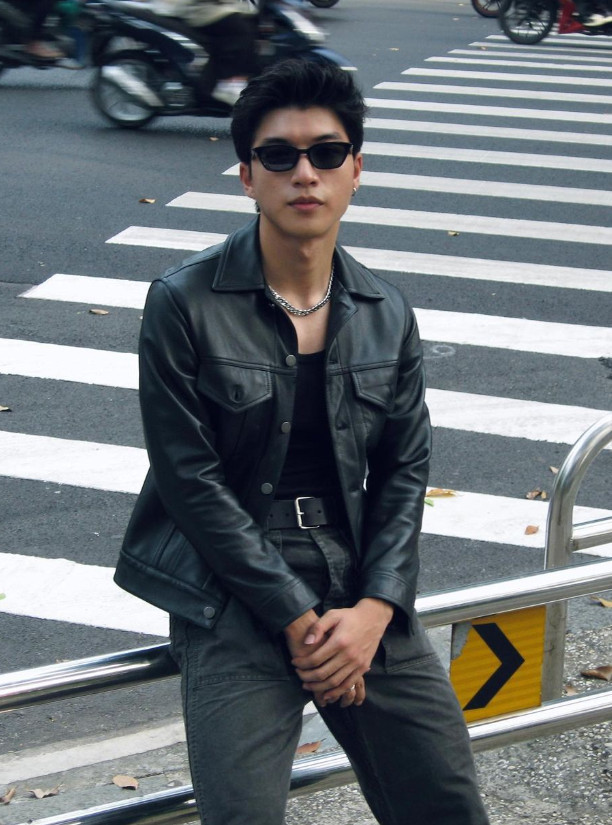 Công thức phối đồ của nam rapper khá đơn giản khi kết hợp quần ống rộng, áo khoác cùng những phụ kiện như kính mắt, vòng cổ,... Công thức phối đồ của nam rapper khá đơn giản khi kết hợp quần ống rộng, áo khoác cùng những phụ kiện như kính mắt, vòng cổ,...