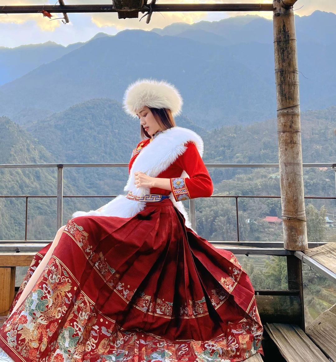 Vẻ đẹp của nàng hậu xứ Thanh mang đậm phong thái "nữ thần".