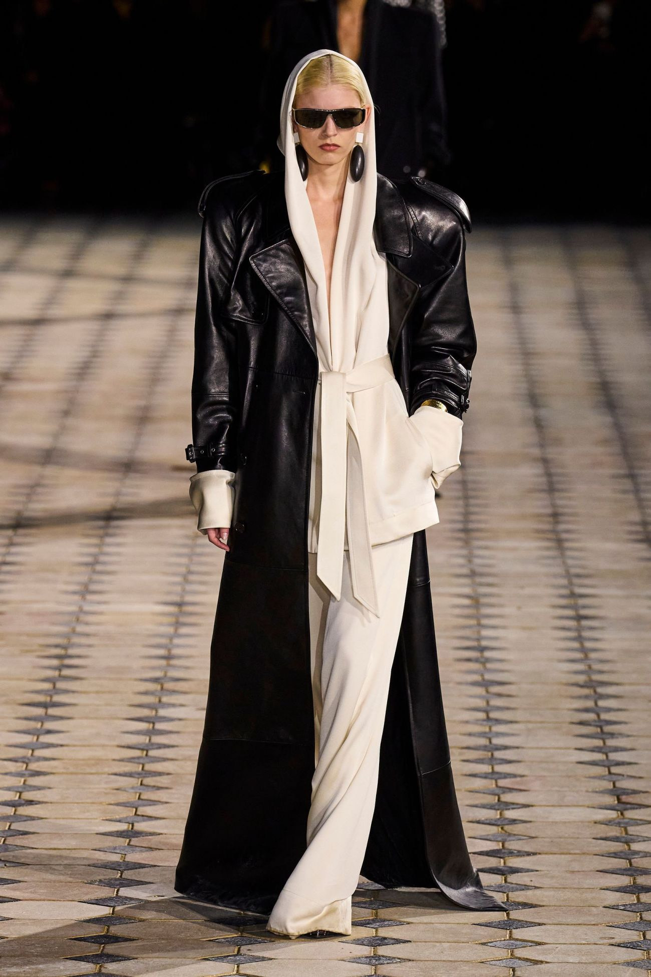 Phong cách này có thể kết hợp linh hoạt như phối với quần có màu tương đồng với áo và mũ.