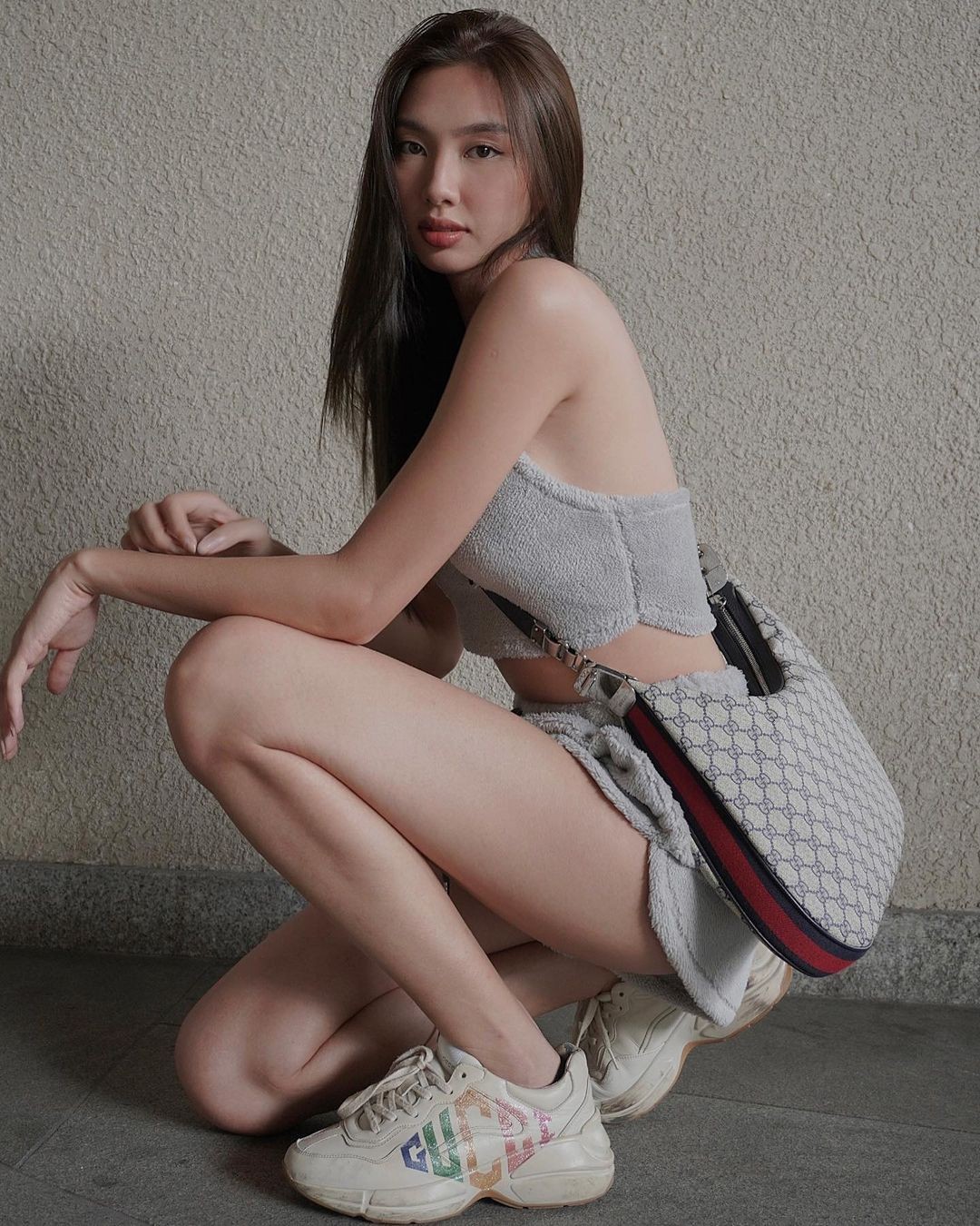 Thiết kế Attache với kiểu dáng rộng rãi, chất liệu canvas khỏe khoắn và hợp trend được Thùy Tiên kết hợp cùng trang phục cá tính. Thiết kế có giá bán hơn 70 triệu đồng.