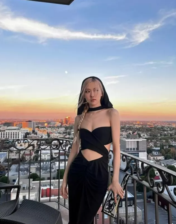 Với thiết kế cắt xẻ khoe đường cong cùng chiếc mũ trùm đầu, hình ảnh Rosé (BLACKPINK) hiện lên xinh đẹp, bí ẩn.
