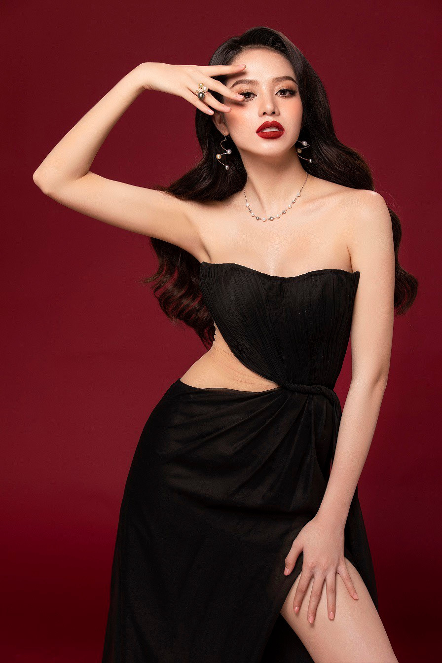 Người đẹp nhận được nhiều lời khen bởi sự &quot;lột xác&quot; hoàn toàn về cả ngoại hình lẫn nhan sắc.