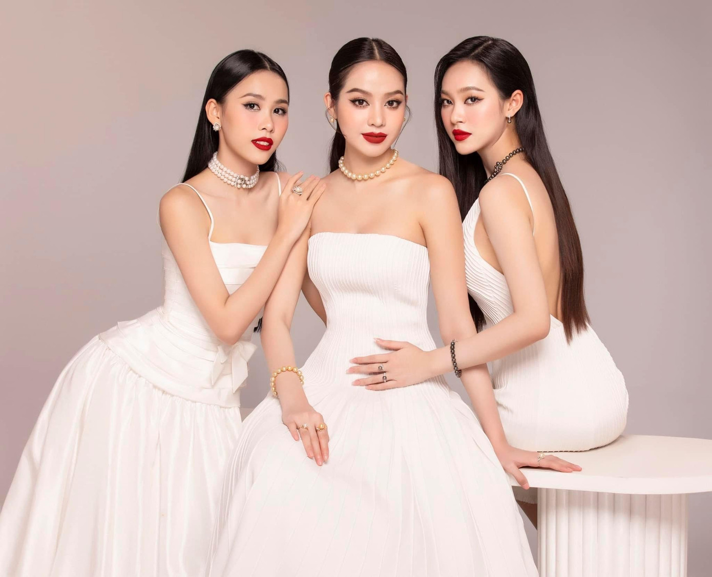 Diện thiết kế màu trắng sang trọng, cả ba nàng hậu khiến ai nấy đều ngỡ ngàng vì sắc vóc thăng hạng xứng danh người đẹp thế hệ Z.