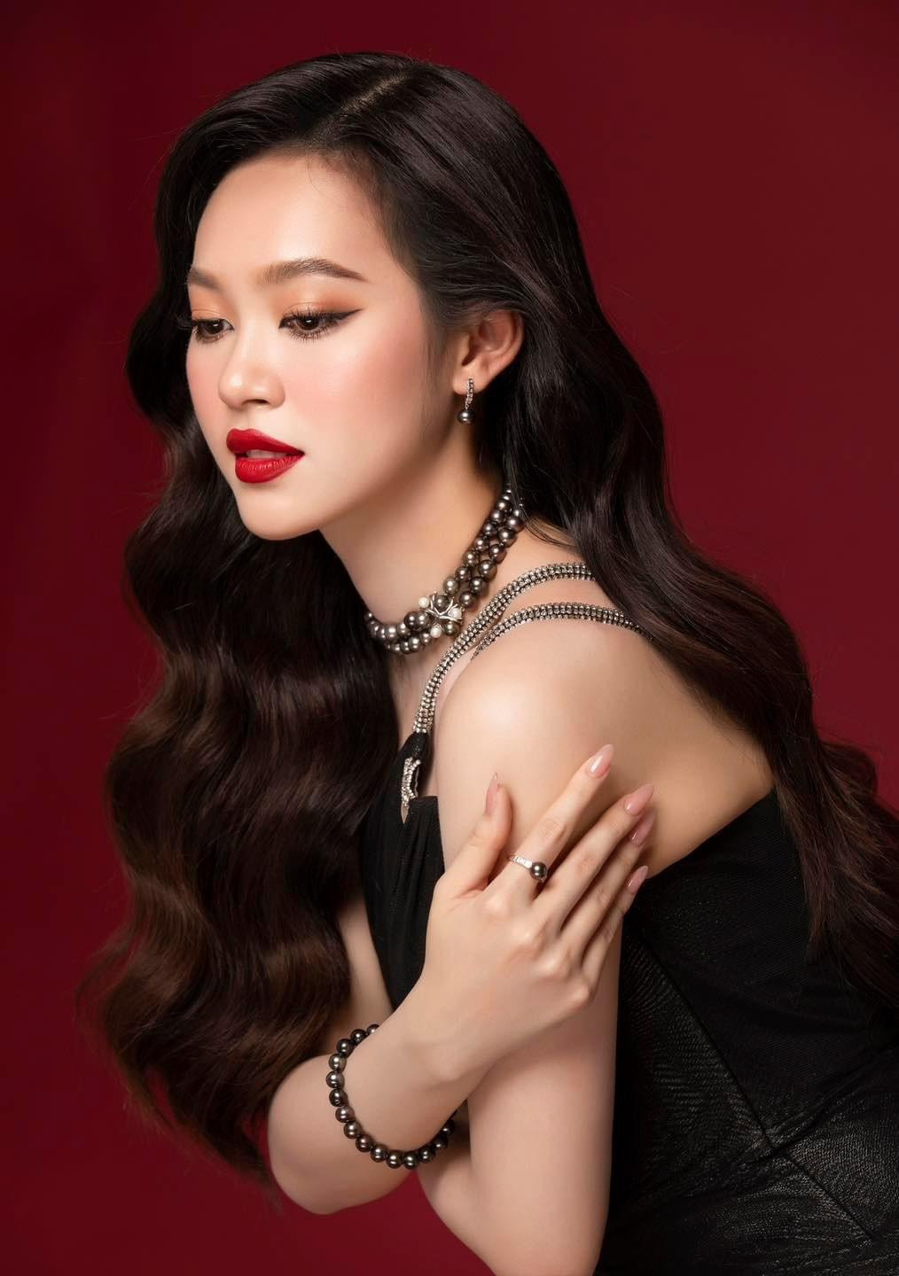 Cô nàng cũng không ngại làm mới bản thân khi xuất hiện với nhiều phong cách đa dạng.