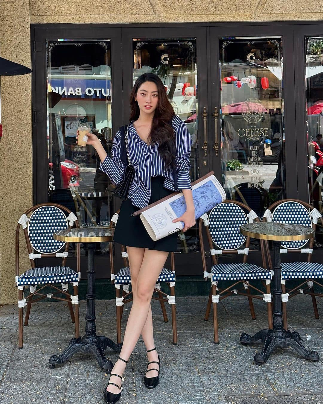 Phối sơ mi kẻ với chân váy đen và giày bệt, nàng hậu đã có ngay một outfit đậm chất retro.