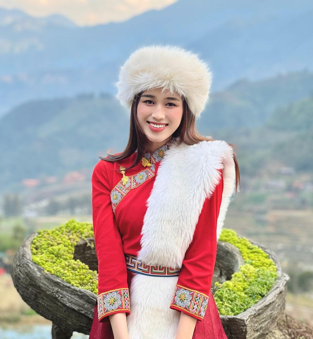 Mới đây, trong bộ ảnh đi du lịch tại Sapa của mình, Hoa hậu Đỗ Thị Hà đã lựa chọn chụp ảnh với trang phục và phong cách trang điểm kiểu Tây Tạng.