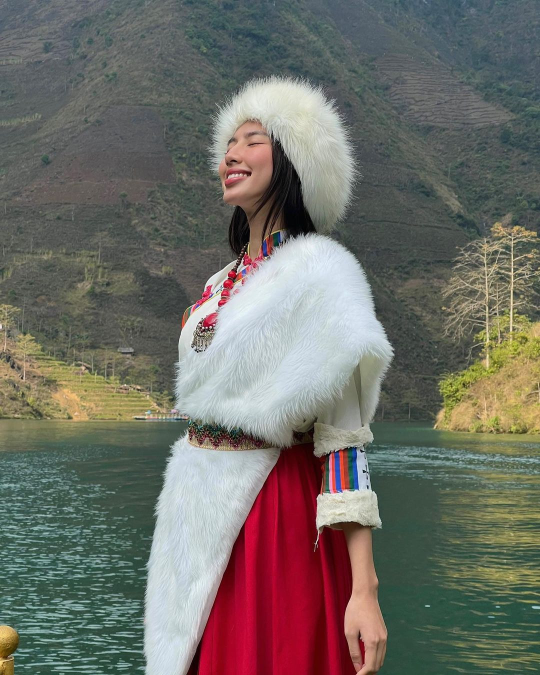 Trước đó, Hoa hậu Thùy Tiên cũng ghi điểm khi diện bộ trang phục tương tự khi đi Hà Giang.