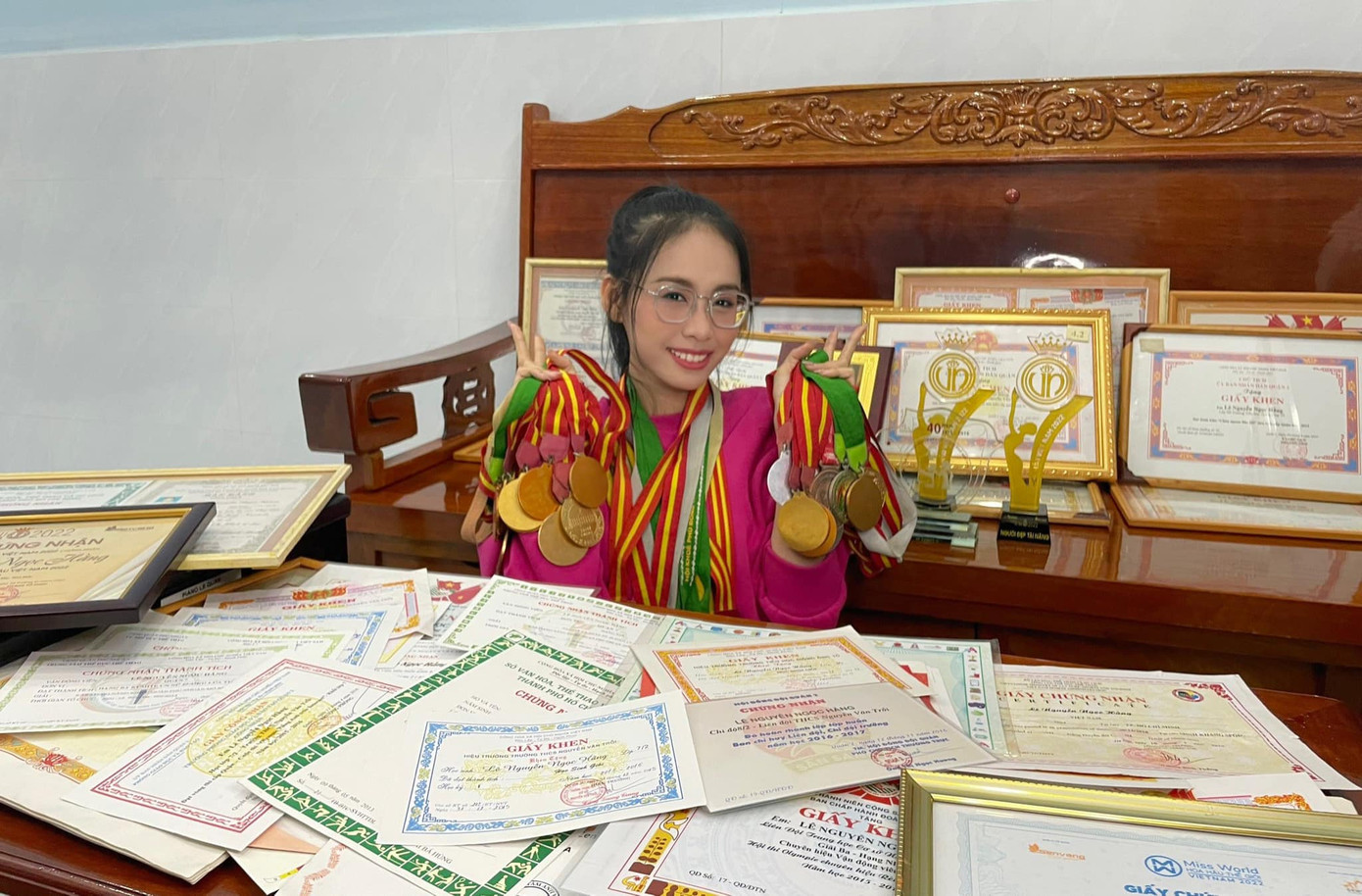 "Gia tài" các thành tích đáng mơ ước của Á hậu Ngọc Hằng. "Gia tài" các thành tích đáng mơ ước của Á hậu Ngọc Hằng.