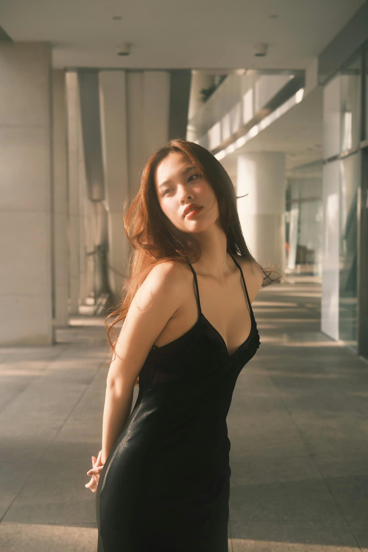 Nhan sắc tựa nàng thơ của Tâm Như trong chiếc váy đen nhẹ nhàng.