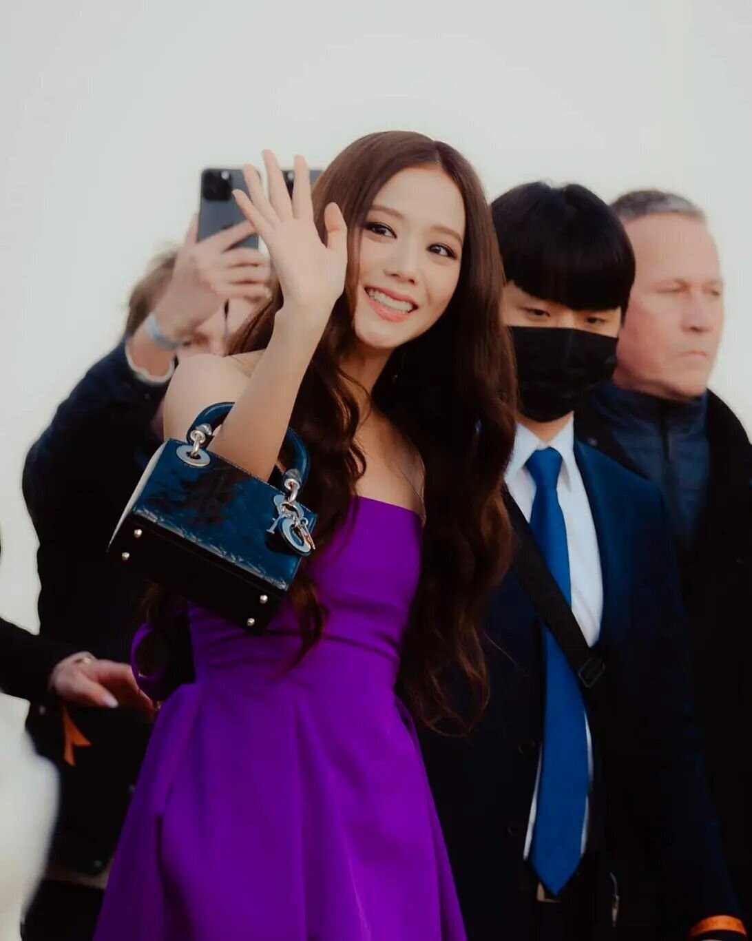 Jisoo đeo cùng chiếc túi Lady Dior để outfit thêm thời thượng và điệu đà hơn. Cô trang điểm theo tone khói và mái tóc uốn lơi bồng bềnh.