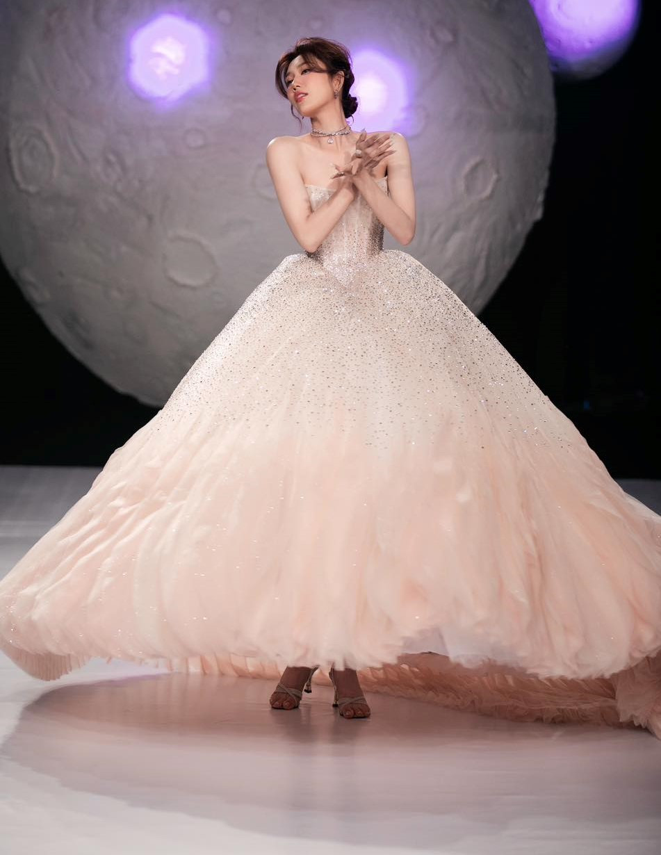 Thả dáng với thiết kế váy cưới có phần tùng lớn, phong cách catwalk uyển chuyển giúp nữ diễn viên trở thành một cô dâu xinh đẹp. Thả dáng với thiết kế váy cưới có phần tùng lớn, phong cách catwalk uyển chuyển giúp nữ diễn viên trở thành một cô dâu xinh đẹp.