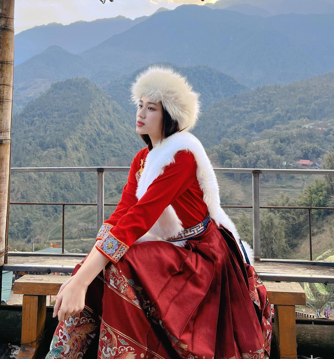 Hóa thân thành cô gái du mục, Đỗ Thị Hà khiến người hâm mộ không thể rời mắt.