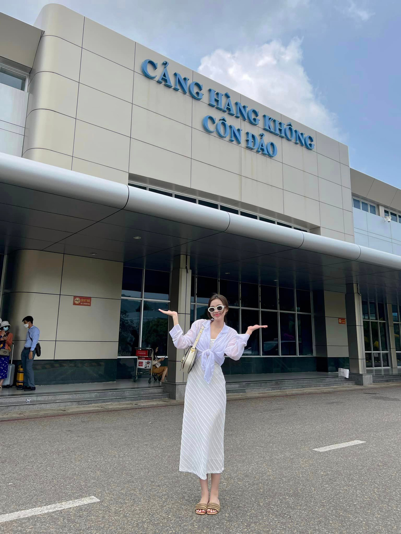 Đỗ Thị Hà khiến chiếc váy trắng trở nên bắt mắt hơn khi kết hợp với sơ mi buộc vạt, mắt kính.