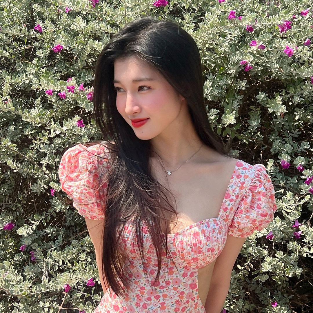 Mới đây, trên trang cá nhân, Á hậu Phương Nhi đăng loạt ảnh diện váy hoa khoe nhan sắc ngọt ngào và vóc dáng thon gọn.