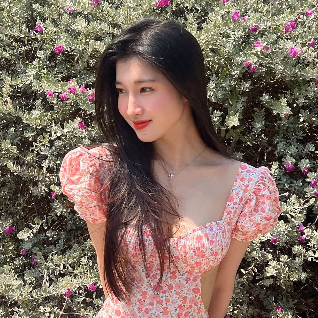 Mới đây, trên trang cá nhân, Á hậu Phương Nhi đăng loạt ảnh diện váy hoa khoe nhan sắc ngọt ngào và vóc dáng thon gọn.