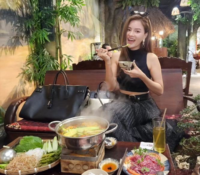 Cô hay chọn gam màu đen cho những bộ cánh thường ngày. Cô hay chọn gam màu đen cho những bộ cánh thường ngày.