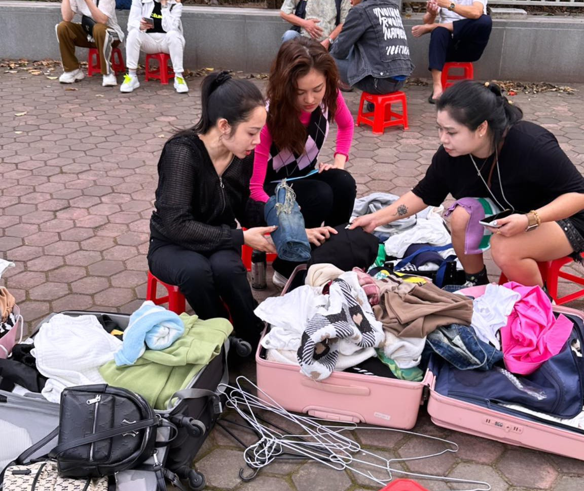 Thùy Anh luôn để sẵn ba vali quần áo trên trường quay Đừng Nói Khi Yêu. Chiếm phần nhiều trong đó là áo len gile với hơn 20 chiếc màu sắc đa dạng.