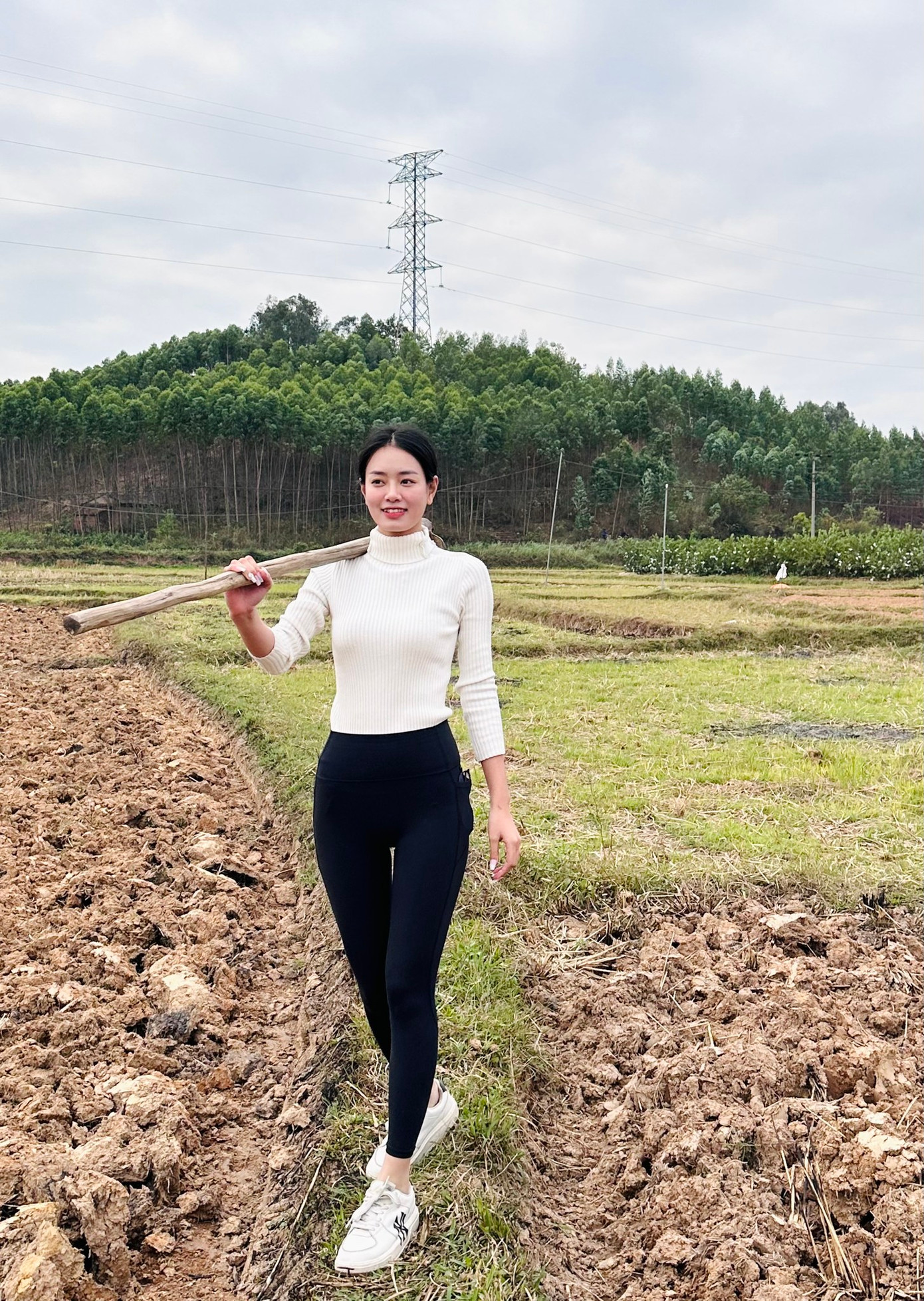 Người đẹp Bắc Giang sở hữu khuôn mặt nhỏ nhắn, răng khểnh và nụ cười đáng yêu.