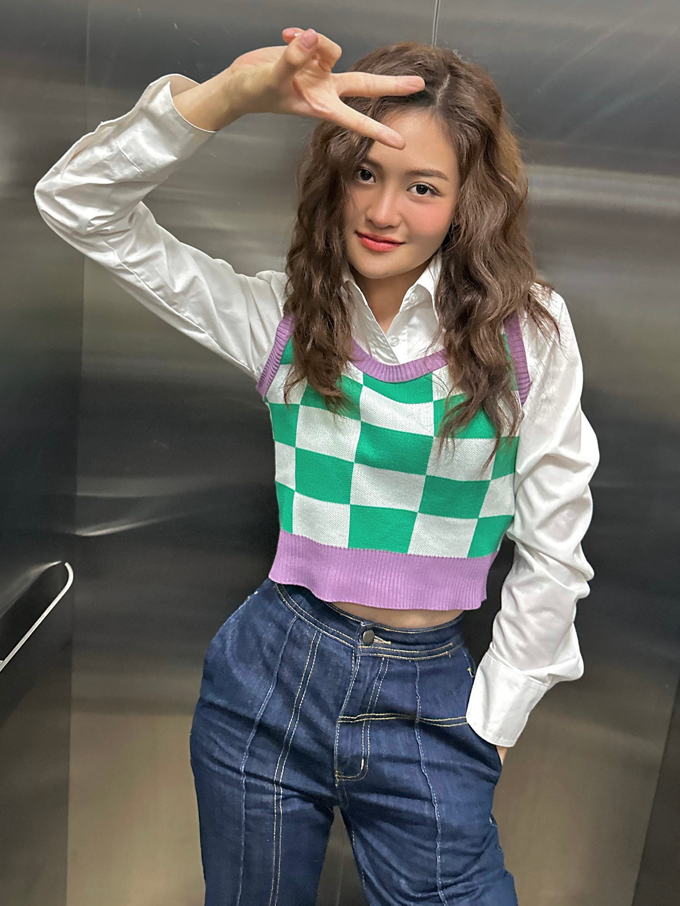 Thùy Anh trung thành với style sơ mi phối áo len gile và quần jeans, quần baggy.