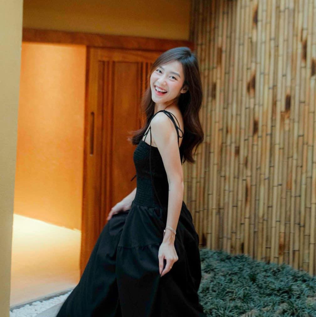 Diện đầm hai dây màu đen, Khả Ngân vẫn vô cùng xinh xắn và ngọt ngào.