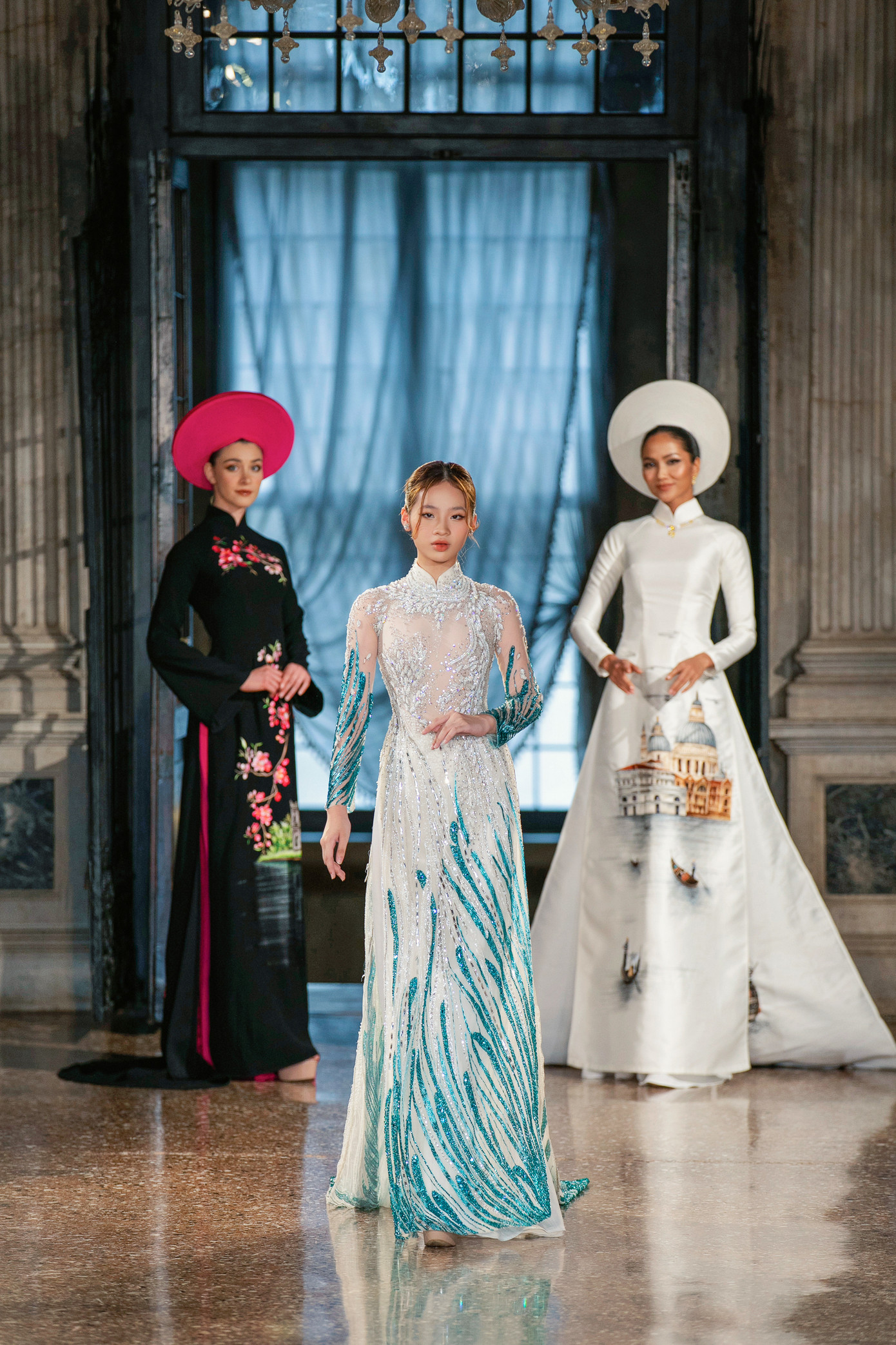 Nét dịu dàng, đằm thắm của người con gái Việt Nam được Bảo Hà thể hiện trọn vẹn thông qua những bước đi catwalk uyển chuyển.