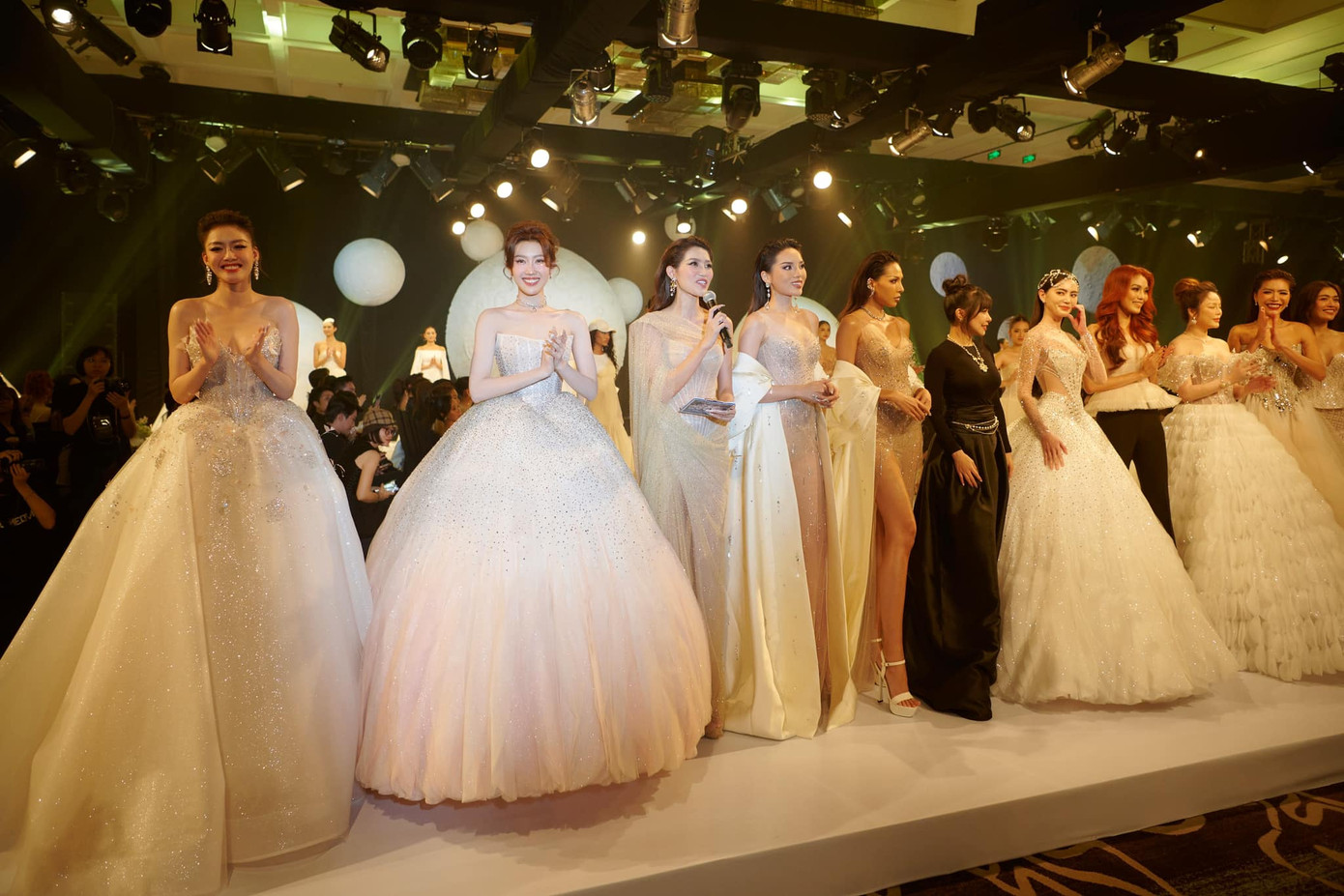 Thúy Ngân từng xuất thân là người mẫu nên catwalk không phải là việc quá khó. Thúy Ngân từng xuất thân là người mẫu nên catwalk không phải là việc quá khó.