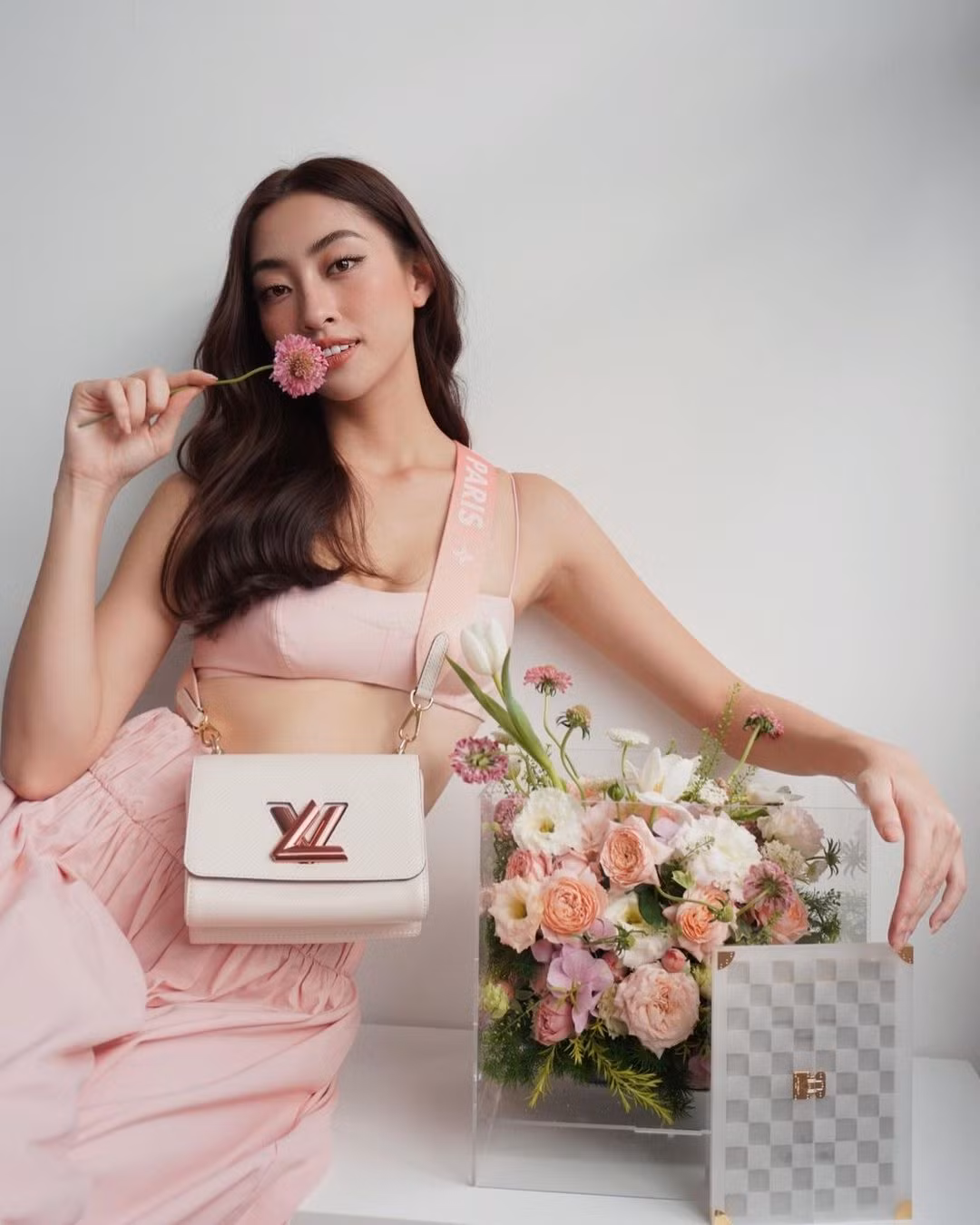 Hoa hậu Thế giới Việt Nam 2019 thể hiện phong cách nhẹ nhàng khi diện set đồ màu hồng kết hợp cùng túi hiệu đình đám.