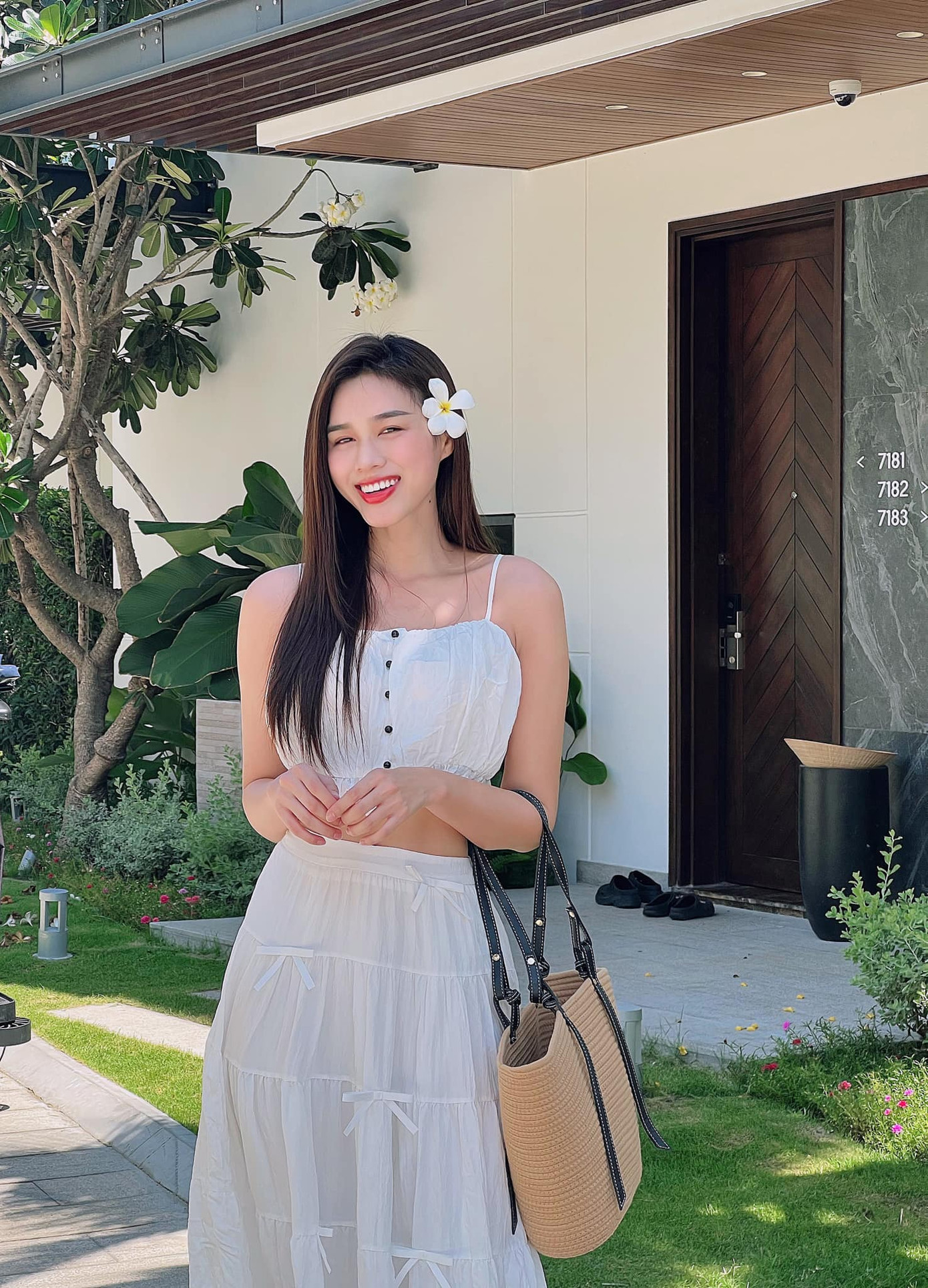 Gam màu trắng luôn được các mỹ nhân Việt ưa chuộng mỗi khi Hè về. Để phối cùng set váy nhẹ nhàng, Hoa hậu Đỗ Thị Hà chọn kết hợp với túi cói.