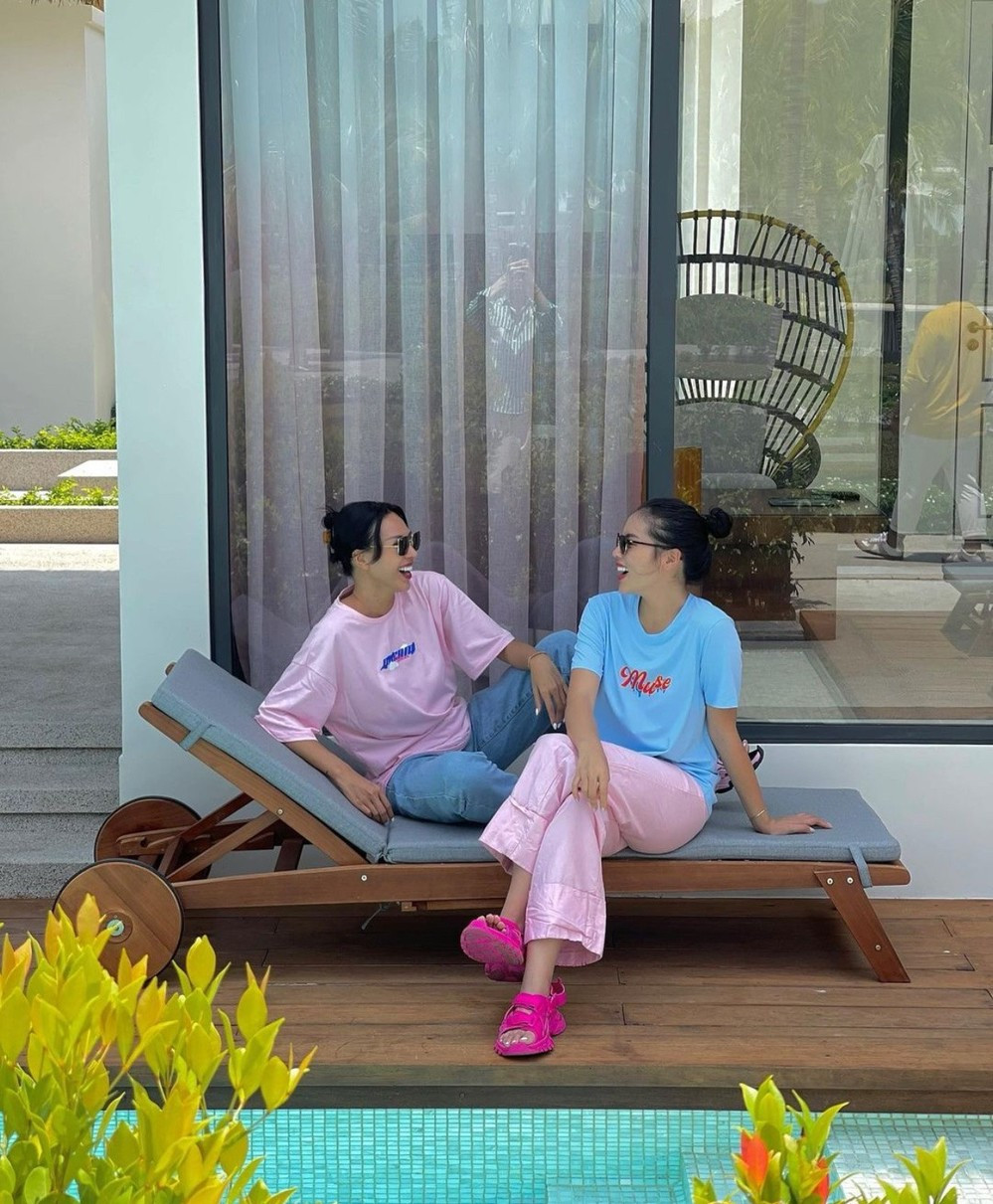 Cách phối đồ đôi đồng màu của cặp đôi khi ở nhà khiến người hâm mộ thích thú.