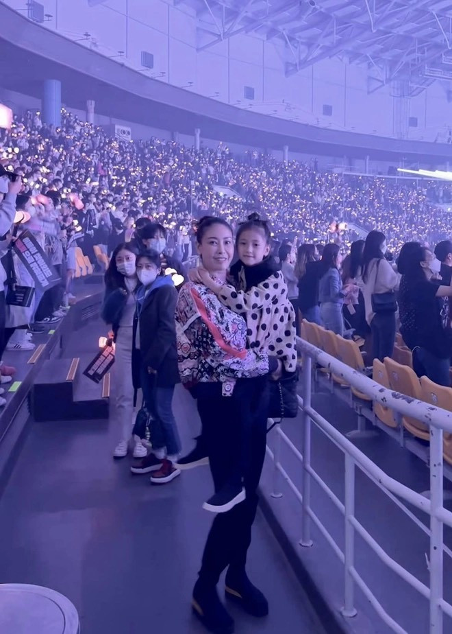 Hoa hậu Hà Kiều Anh chọn set đồ đơn giản.