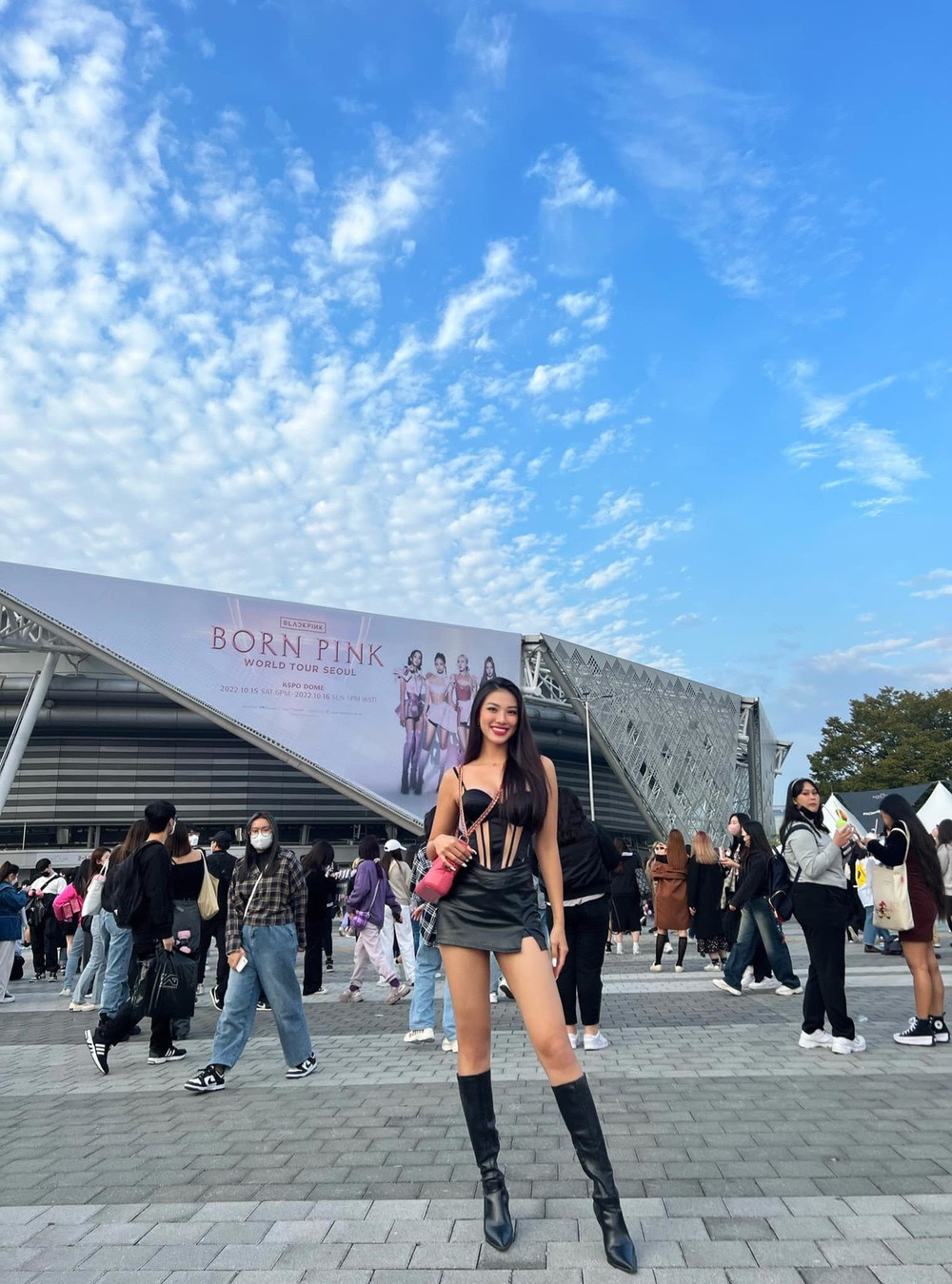 Á hậu Kim Duyên lên đồ cực ''chiến'' với áo corset đen, chân váy đen cùng boots cao cổ.