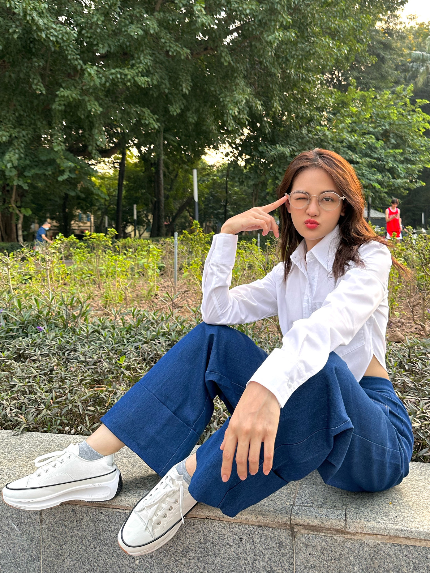 Ngoài lượng ít item được tài trợ bởi hai thương hiệu, nữ diễn viên bỏ tiền túi sắm khoảng 80% tủ đồ cho vai diễn.