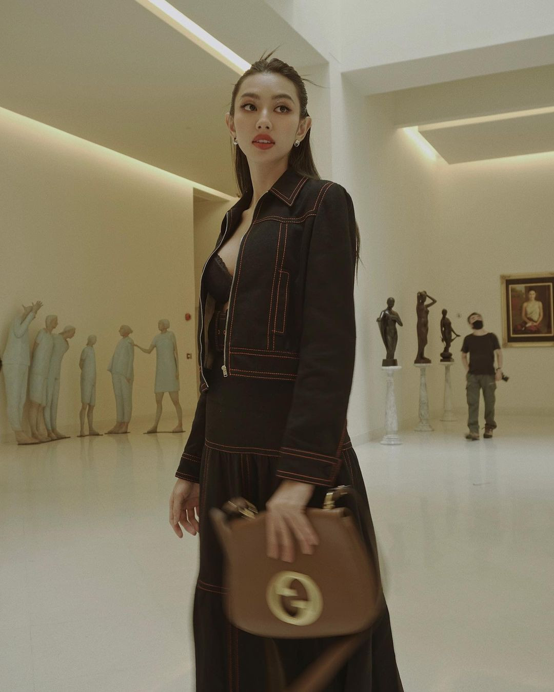 Thùy Tiên khoe phong cách cá tính tại Thái Lan. Để kết hợp cùng "cây" đồ jeans, người đẹp chọn chiếc túi xách Gucci Blondie có giá gần 90 triệu đồng để tăng phần sang chảnh.