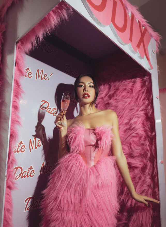 Minh Tú hóa thân thành nàng Barbie trong một thiết kế đầm lạ mắt. Minh Tú hóa thân thành nàng Barbie trong một thiết kế đầm lạ mắt.