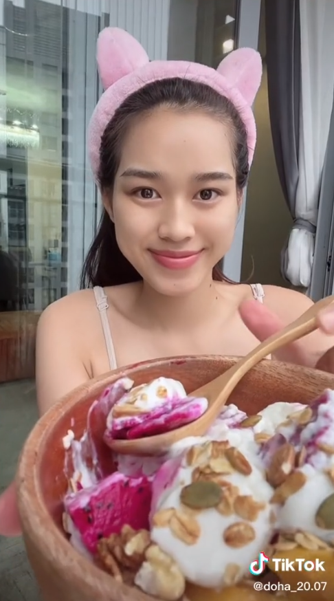 Bên cạnh chế độ tập luyện nghiêm khắc, Đỗ Thị Hà cũng kết hợp với những bữa ăn ít tinh bột và healthy để giữ gìn vóc dáng của mình.