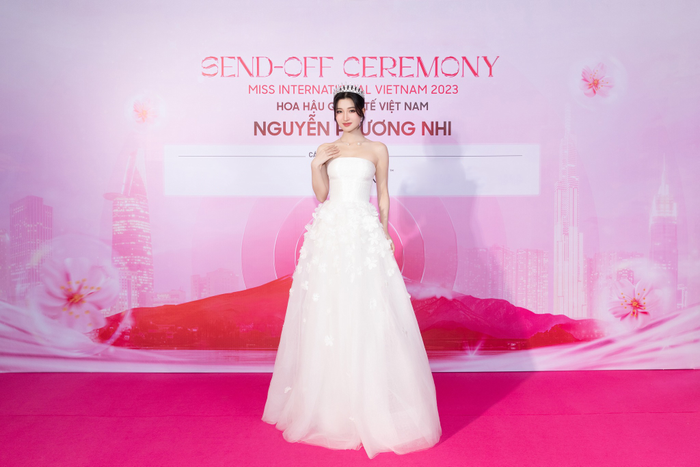 Diện thiết kế đầm công chúa cúp ngực màu trắng, Phương Nhi lộng lẫy bởi nhan sắc kiều diễm.