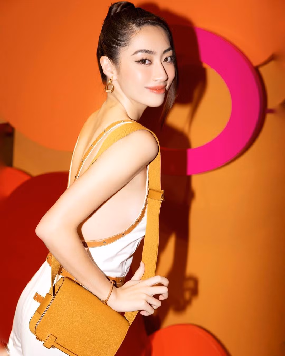 Túi xách Hermès cũng được nàng hậu bỏ tủ để diện khi đi sự kiện.